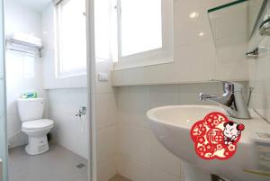 台南的住宿－大福好，白色的浴室设有水槽和卫生间。
