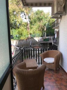 un patio con sedie, un tavolo e un balcone di Recanati Beach House a Giardini Naxos