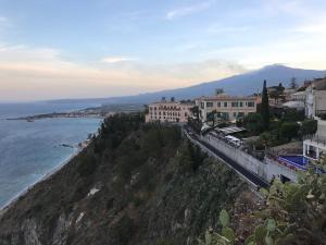 una città su una scogliera vicino all'oceano di Recanati Beach House a Giardini Naxos