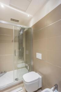 ein Bad mit einem WC und einer Glasdusche in der Unterkunft Udine Centre Stylish Apartment in Udine