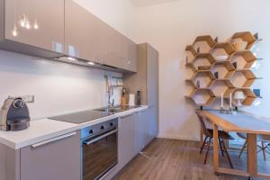 eine Küche mit einem Tisch und einer Arbeitsplatte in der Unterkunft Udine Centre Stylish Apartment in Udine