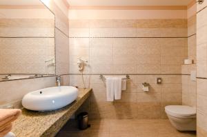 Koupelna v ubytování Hunguest Hotel Apollo