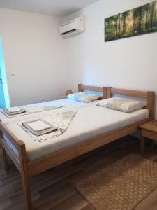 a bed in a room with a table at Sobe Pavlaković in Ozalj