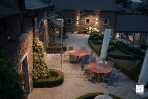 una vista aérea de un patio con mesas y sillas en Les 'LL' Rivage, en Stavelot