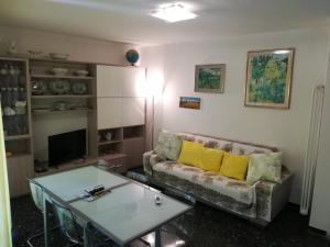 - un salon avec un canapé et une table dans l'établissement Home by the Sea (Rainbow Home), à Monterosso al Mare