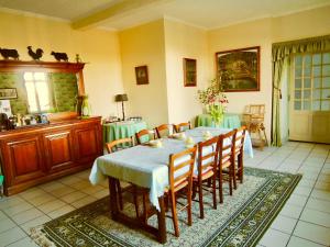 a dining room with a table and chairs at Le Logis des Quatre Puits in Neuvicq-Montguyon