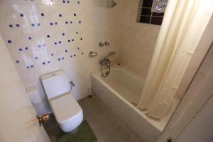 A bathroom at Nagar Valley Hotel Ltd.