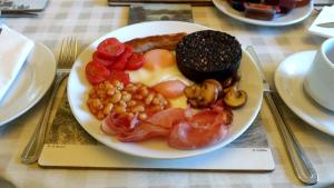 une assiette de nourriture pour le petit-déjeuner sur une table dans l'établissement Cedars Guest House, à Aberdeen