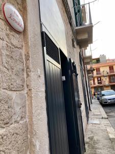 uma porta para um edifício com um sinal em L'Orecchietta em Ruvo di Puglia