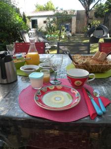 una mesa con una servilleta roja y un plato de comida en L'Escale, en La Jarrie