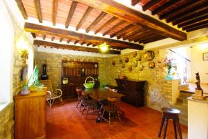 a kitchen and dining room with a table and chairs at Villa Gioiosa in Monte San Savino