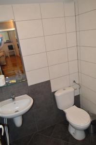 A bathroom at Baba Dora Guesthouse