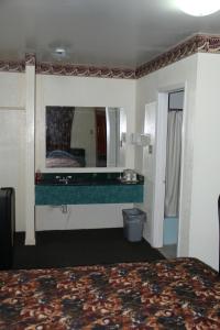 a bedroom with a bed and a large mirror at Choice Inn San Antonio in San Antonio +14 photos