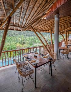 Ein Balkon oder eine Terrasse in der Unterkunft Wapa di Ume Sidemen