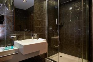 Bilik mandi di Lucy Hotel