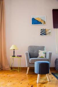 Artistic Getaway Home - Super Central的休息区