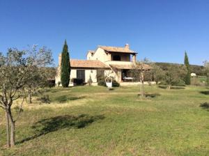 uma casa grande no meio de um campo em Strada delle Zamponare 1 em Porchiano