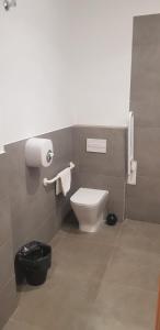 La salle de bains est pourvue de toilettes et d'un téléphone mural. dans l'établissement Nest Flats Granada, à Grenade