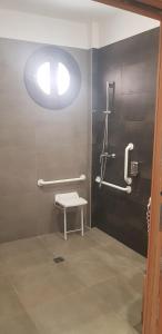 La salle de bains est pourvue de toilettes, d'une fenêtre et d'un banc. dans l'établissement Nest Flats Granada, à Grenade