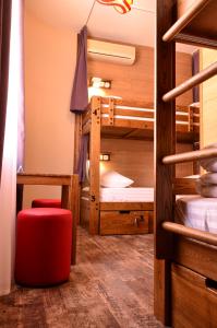 Двухъярусная кровать или двухъярусные кровати в номере Music Hostel