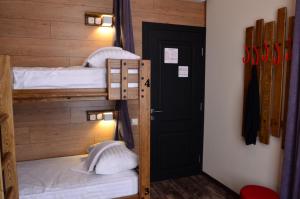 Двухъярусная кровать или двухъярусные кровати в номере Music Hostel
