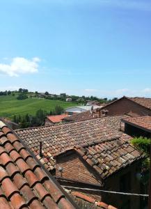 una vista panoramica sui tetti di case con campi verdi di Raviola e Tajarin a Verduno