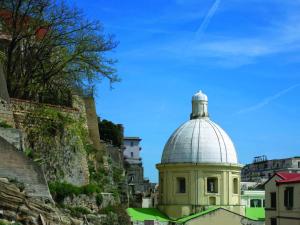 un edificio con una cúpula en el lateral de una montaña en B&B Luna Caprese, en Nápoles