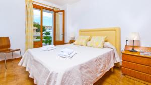 Un dormitorio con una cama con dos toallas encima. en E028 Gavines by Mallorca Villa Selection, en Playa de Muro