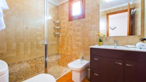 Un baño con ducha, inodoro y lavabo. en E028 Gavines by Mallorca Villa Selection, en Playa de Muro 16 fotos más