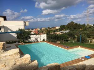 una piscina en el patio trasero de una casa en Villa Vo' Scurá, en Alcamo Marina