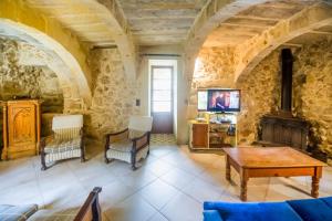 A seating area at "Steves Villas" Villa ta Rosi