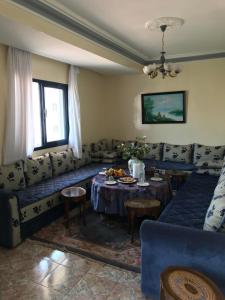 a living room with a couch and a table at Appartement Palm Beach in Mohammedia