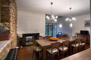 a dining room with a table and a fireplace at The Reddoorshouse in Solishta