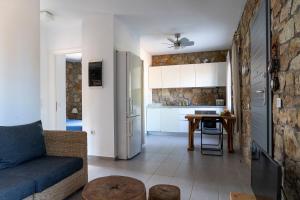 アギオス・ニコラオスにあるThe Ideal Secluded Retreatのリビングルーム(ソファ付)、キッチン