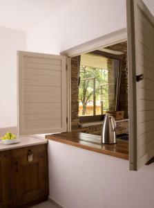uma cozinha com um lavatório e um espelho em The Reddoorshouse em Solishta