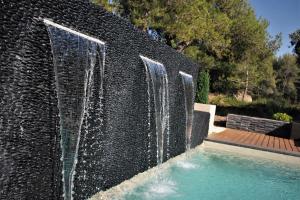 a water fountain in the middle of a pool at Domaine la Pierre Blanche in Eygalières