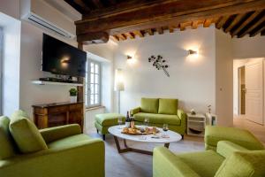 A seating area at Beaune Sweet Home