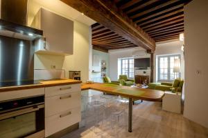 A kitchen or kitchenette at Beaune Sweet Home