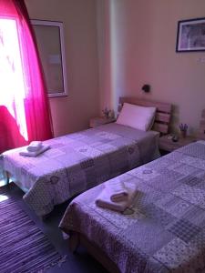 A bed or beds in a room at Platanos Rooms