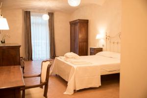 - une chambre avec un lit, une table, une table et des chaises dans l'établissement Villa Casupoli, à Castiglion Fiorentino 67 autres photos
