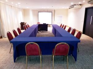 une table bleue et des chaises dans une pièce dans l'établissement Rede Concept - Hotel Salvador, à Salvador