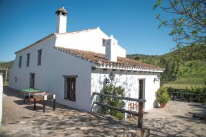 una casa blanca con una valla delante en Cortijo Don Pablo, en San Pablo