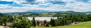 une ville sur une colline avec un lac et des montagnes dans l'établissement U Bochniaka, à Czorsztyn