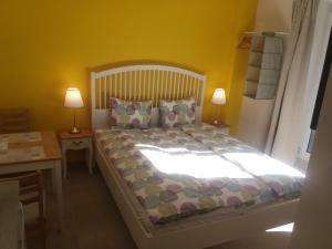 sypialnia z łóżkiem i biurkiem z 2 lampami w obiekcie Castle Base w Budapeszcie