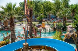 Bazén v ubytování CAMPING & SPA CAP SOLEIL nebo v jeho okolí