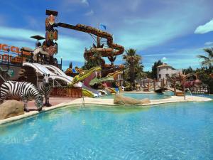Bazén v ubytování CAMPING & SPA CAP SOLEIL nebo v jeho okolí