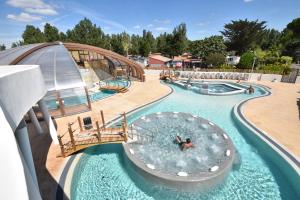 Bazén v ubytování CAMPING & SPA CAP SOLEIL nebo v jeho okolí