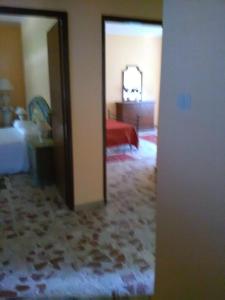 - une chambre avec un lit et un miroir dans l'établissement B&B Misatere, à Vallelonga