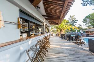 een bar op een terras naast een zwembad bij Kilina in Porto-Vecchio
