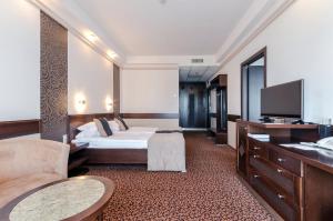 TV a/nebo společenská místnost v ubytování Hunguest Hotel Apollo